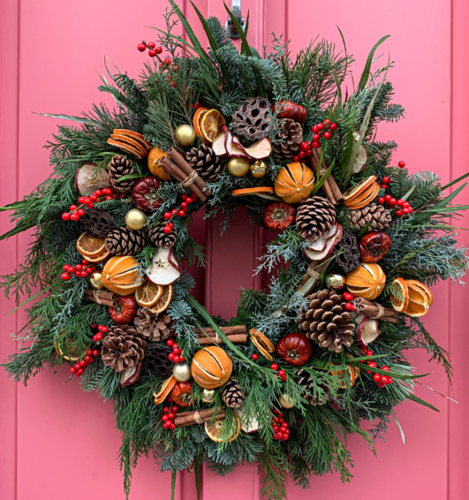 Kerst DIY met een hobby krans vol decoratie! Shop op KoopKerstverlichting.nl!