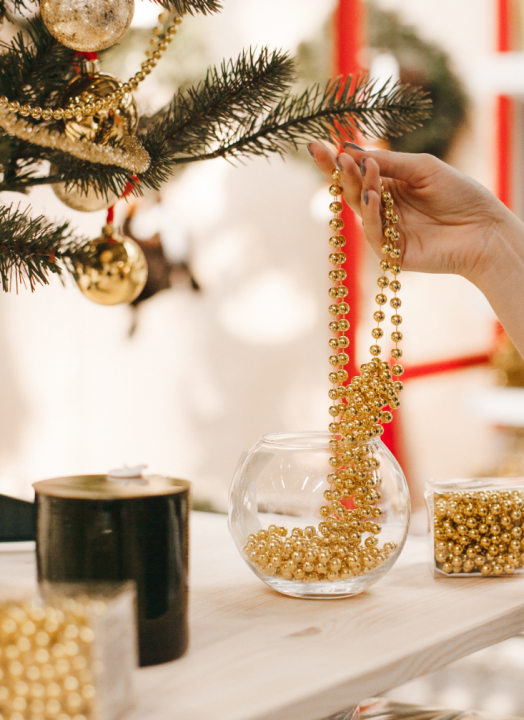 Wees creatief met een kerstboom. Koop slingers en lametta op KoopKerstverlichting.nl.