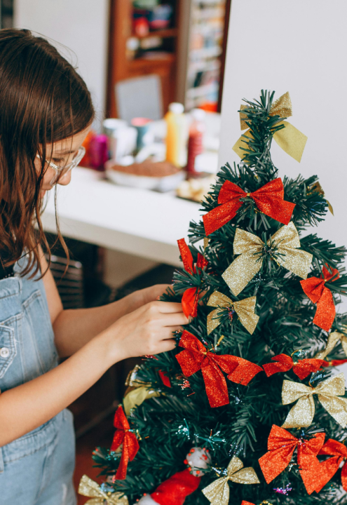 Kerstdecoratie, zoals strikken en cadeau-hangers, kopen doe je op KoopKerstverlichting.nl!
